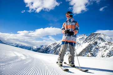 Junger Skifahrer vor Alpenpanorama