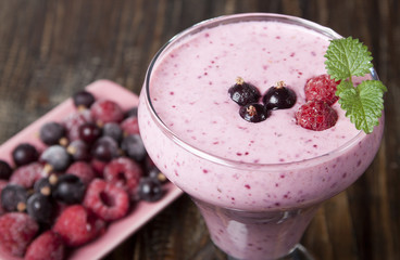 Smoothies of frozen raspberries and black currant    .
