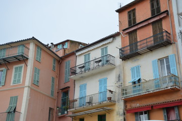 Fototapeta na wymiar Balkone an bunten Häusern