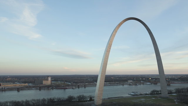 4K Time lapse Gateway Arch St. Louis aerial view
