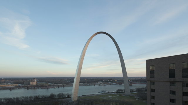 4K Time lapse Gateway Arch St. Louis wide aerial view