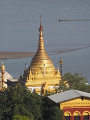 Fototapeta premium Pagodas budistas en Sagaing, Mandalay (Myanmar)
