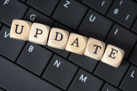 Tastatur und Holzw&uuml;rfel mit dem Wort Update