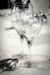 Gastronomie, eingedeckter Tisch mit Weingläsern, schwarzweiss