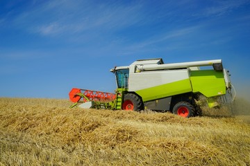 Mähdrescher von der Seite,bei der Ernte.