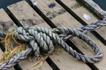 Fototapeta na wymiar Seil mit Seemannsknoten rope with sailor knot