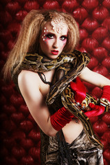 Naklejka premium burlesque woman holding phyton