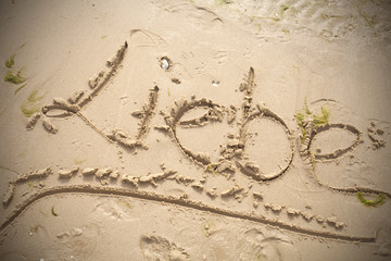 Liebe-Schriftzug im Sand