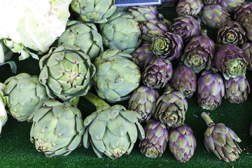 Fototapeta na wymiar artichokes, market in Forcalquier, Provence, France