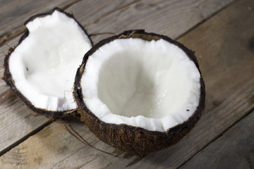 Due pezzi di cocco su tavolo di legno