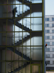 Anonyme Person im Treppenhaus, Hochhaus