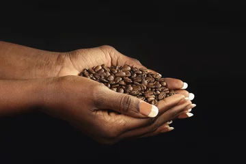 Foto auf Acrylglas Kaffee Bar schwarze Frau mit Kaffeebohnen