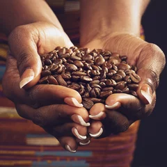 Fotobehang Koffiebar zwarte vrouw met koffiebonen