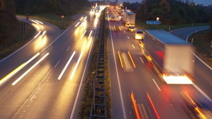 Zeitraffer Verkehr auf Autobahn
