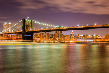 Fototapeta premium Nocna panorama Manhattanu w Nowym Jorku, USA