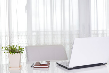 ノートパソコンとスマートフォン