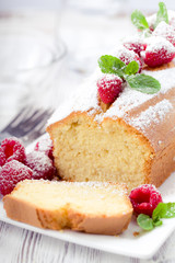 Kuchen mit Himbeeren