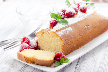 Kuchen mit Himbeeren