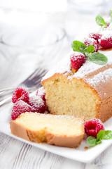 Kuchen mit Himbeeren