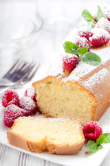 Kuchen mit Himbeeren