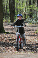 Fototapeta na wymiar Junge genießt Natur auf dem Fahrrad
