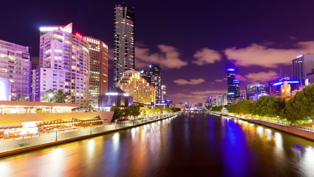 Panning timelapse video of the Yarra River in Melbourne at night