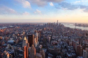Skyline von New York mit Wolkenkratzern bei Sonnenuntergang, Manhattan