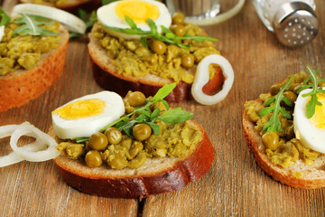 Sandwiches with green peas paste and boiled egg with onion