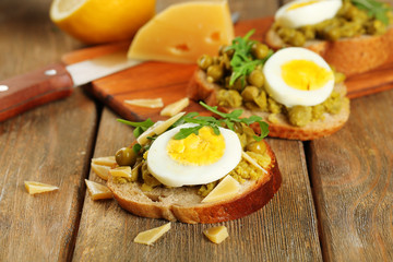 Sandwiches with green peas paste and boiled egg with cutting