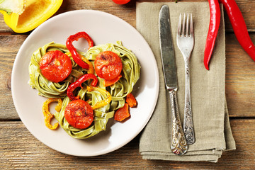 Pasta salad with pepper, carrot and tomatoes