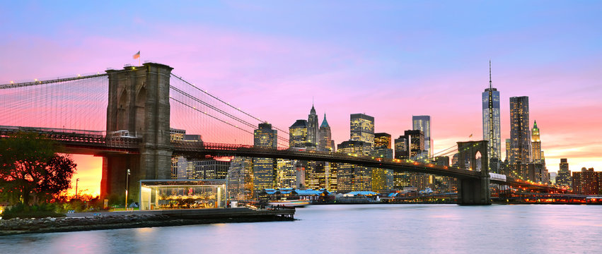 Fototapeta Panoramic view of Manhattan and Brooklyn Bridge at dusk