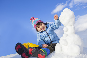 雪遊びする子供