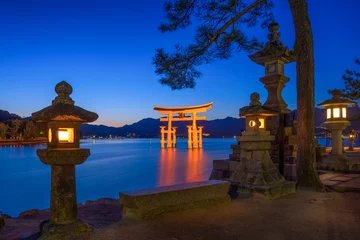 Fotobehang Itsukushima-schrijn in Miyajima, Japan © eyetronic
