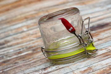 gefangen im Einmachglas - rote traurige Chilli Schote