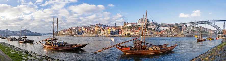 Fotobehang De Rabelo-boten en de Dom Luis I-brug. Porto, Portugal © StockPhotosArt