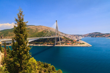 Fototapeta premium Suspension bridge over the water in Dubrovnik, Croatia.