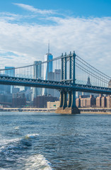 Fototapeta na wymiar Manhattan bridge on summer day