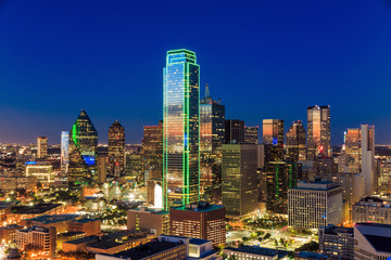 Fototapety  Pejzaż miejski Dallas w Teksasie z błękitnym niebem o zachodzie słońca
