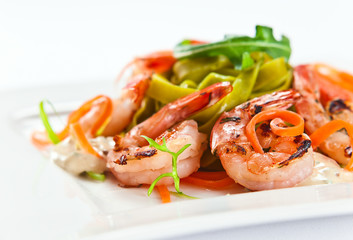 Noodles with grilled shrimps