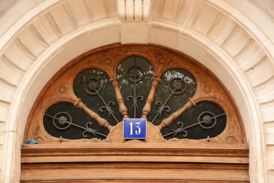 decoracion artesanal en un portal