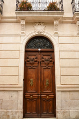 Fototapeta na wymiar decoracion artesanal en un portal