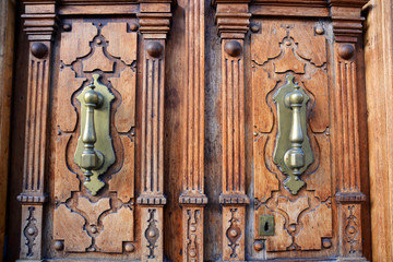 puerta artesanal de madera