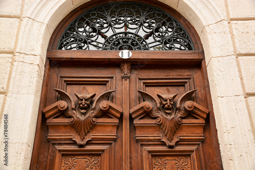 "puerta de madera artesanal" Fotos de archivo e imágenes libres de