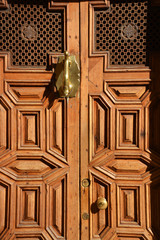 puerta de madera artesanal