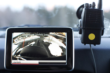 Display von Navi eines SUVs - Rückfahrkamera