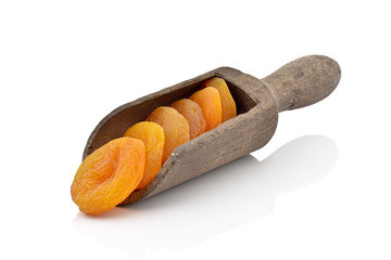 Suszone morele na drewnianej łyżce