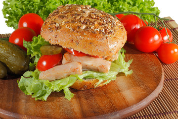 Körnerbrötchen mit gebratenem Hühnerfleisch