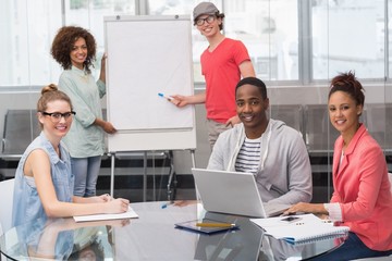 Obraz premium Student mody dając prezentację