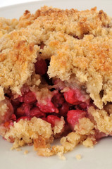 Gros plan sur un crumble aux fruits rouges