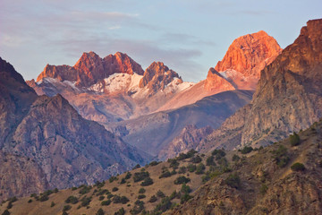 Obraz premium high mountain rocks at sunset